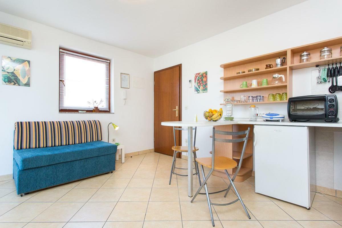 1-Bedroom Apartment With Loggia In Punat Island Krk Exteriör bild