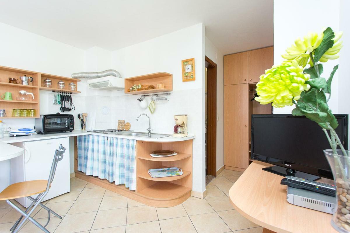 1-Bedroom Apartment With Loggia In Punat Island Krk Exteriör bild